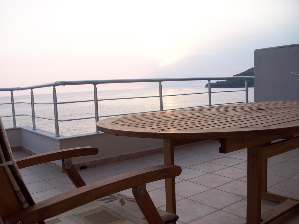 Magic Ionian Apartments & Rooms Himare Exterior photo